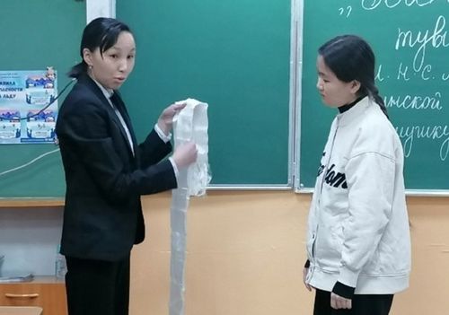 Эртем ажылдакчылары школачылар-биле ужурашкан