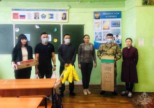 Росгвардия с заботой о детях: подарки воспитанникам социального центра