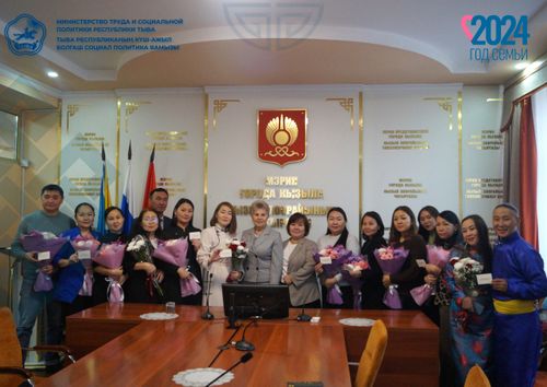 В Кызыле состоялось вручение удостоверений многодетным семьям